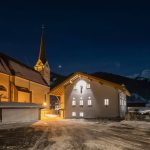 Beleuchtetes Mesnerhaus Rauris bei Nacht, Eventlocation für Seminare im verschneiten Salzburger Land